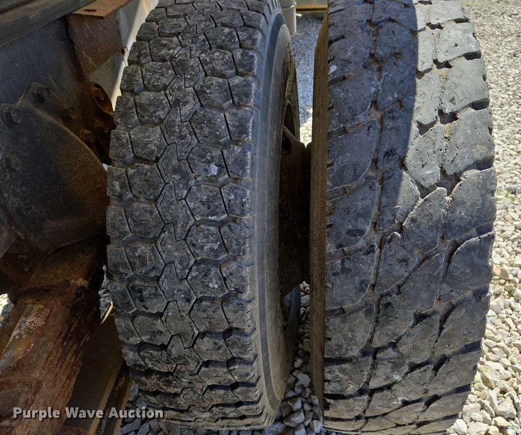 image for item EJ7459 1995 International 4900 fertilizer delivery truck