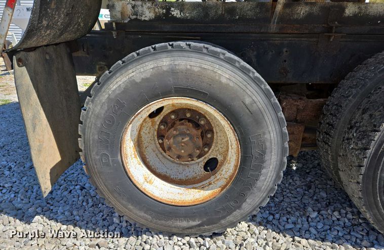 image for item EJ7459 1995 International 4900 fertilizer delivery truck