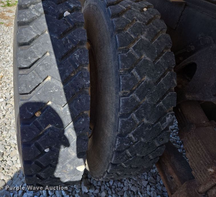 image for item EJ7459 1995 International 4900 fertilizer delivery truck