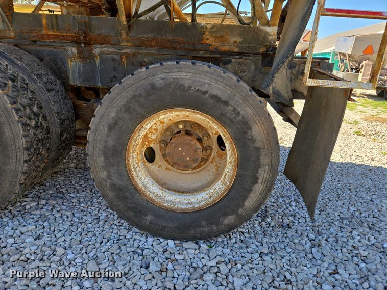 image for item EJ7459 1995 International 4900 fertilizer delivery truck