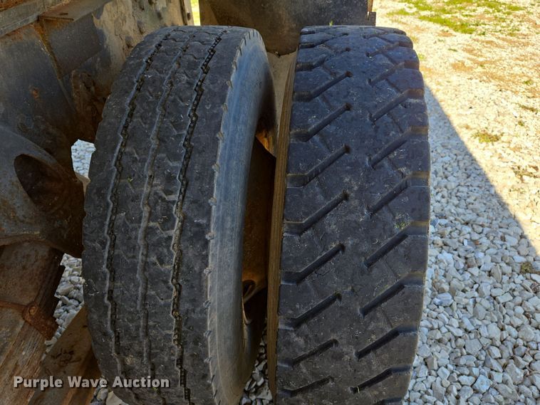 image for item EJ7459 1995 International 4900 fertilizer delivery truck