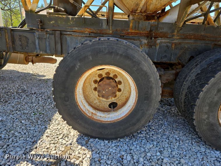 image for item EJ7459 1995 International 4900 fertilizer delivery truck