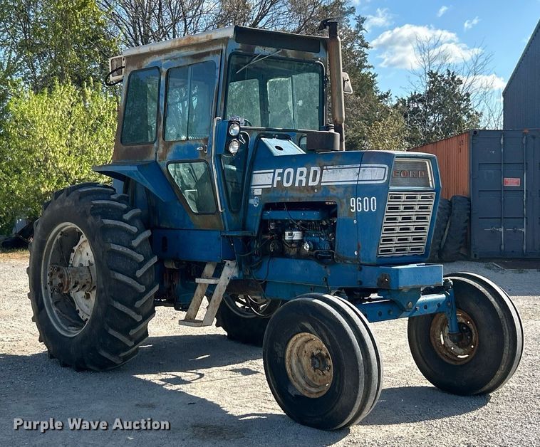 image for item EK2915 1974 Ford 9600 tractor