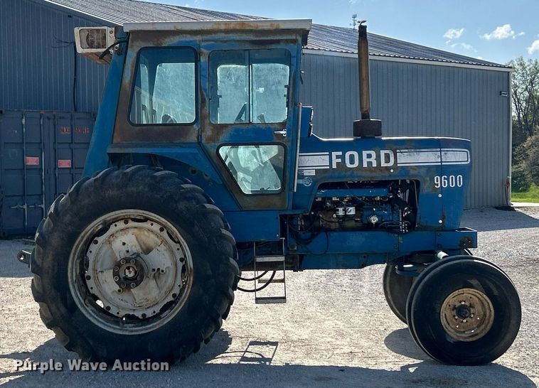 image for item EK2915 1974 Ford 9600 tractor