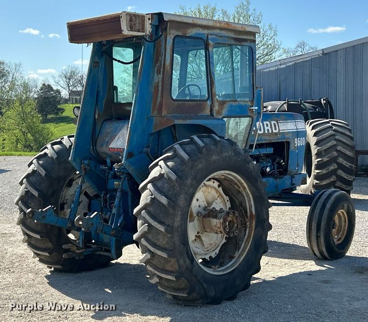 image for item EK2915 1974 Ford 9600 tractor