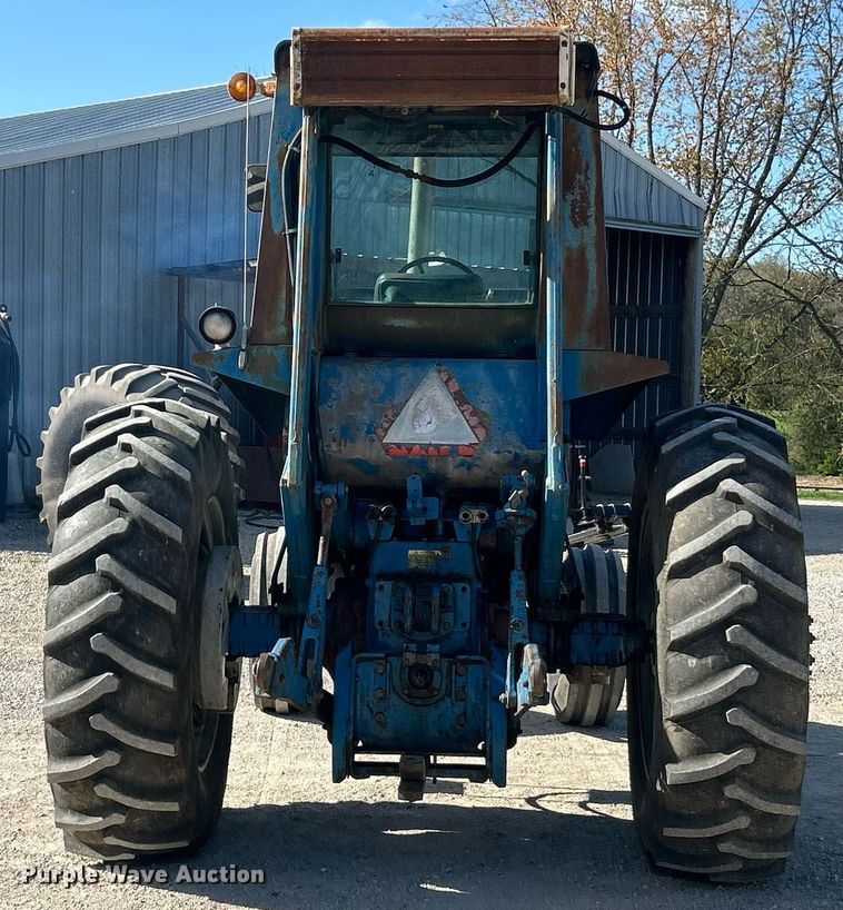 image for item EK2915 1974 Ford 9600 tractor