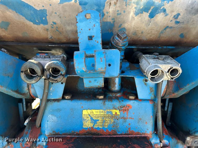 image for item EK2915 1974 Ford 9600 tractor