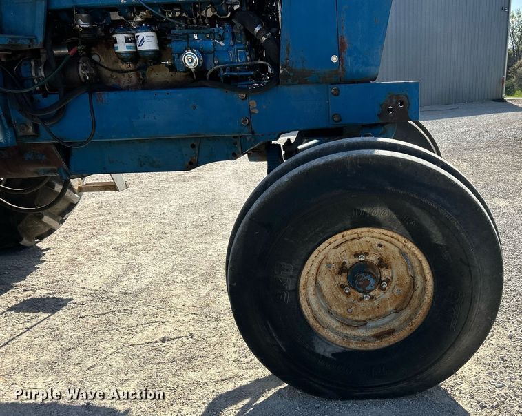 image for item EK2915 1974 Ford 9600 tractor