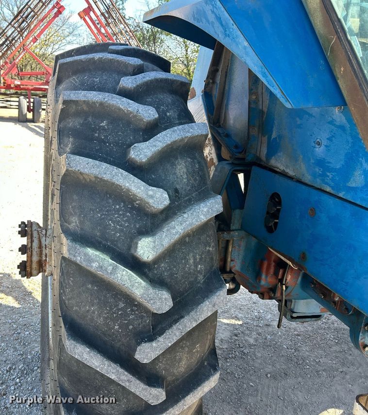 image for item EK2915 1974 Ford 9600 tractor