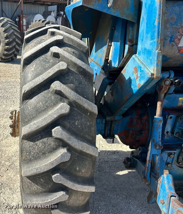 image for item EK2915 1974 Ford 9600 tractor