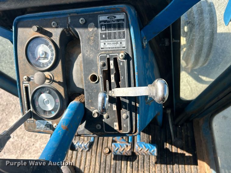 image for item EK2915 1974 Ford 9600 tractor