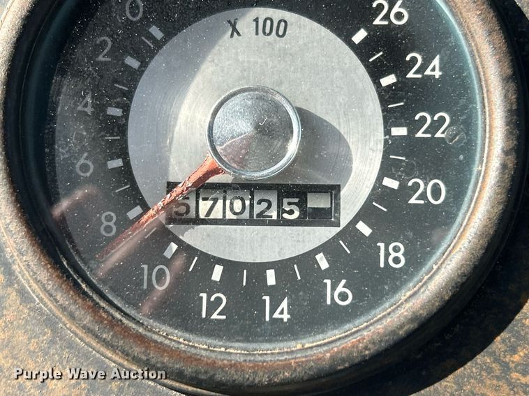 image for item EK2915 1974 Ford 9600 tractor