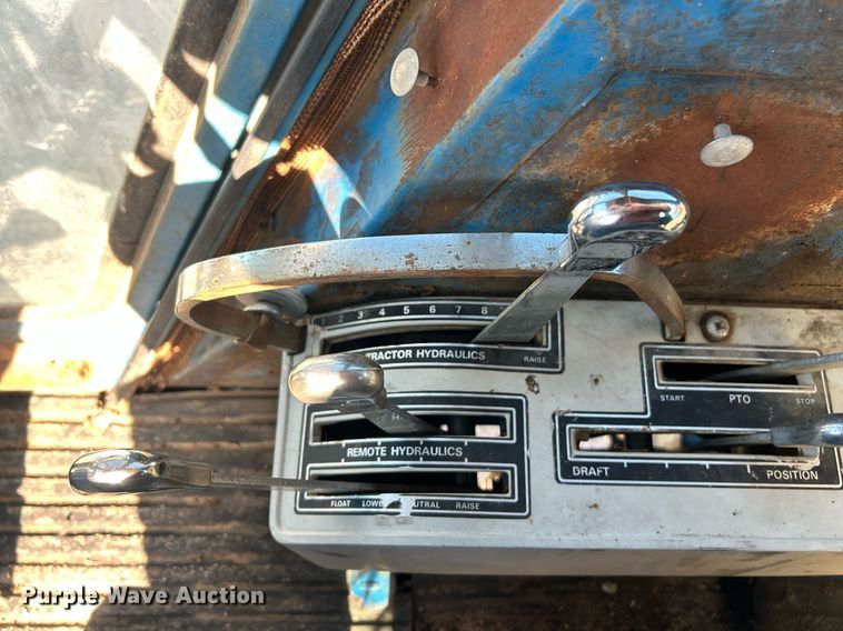 image for item EK2915 1974 Ford 9600 tractor