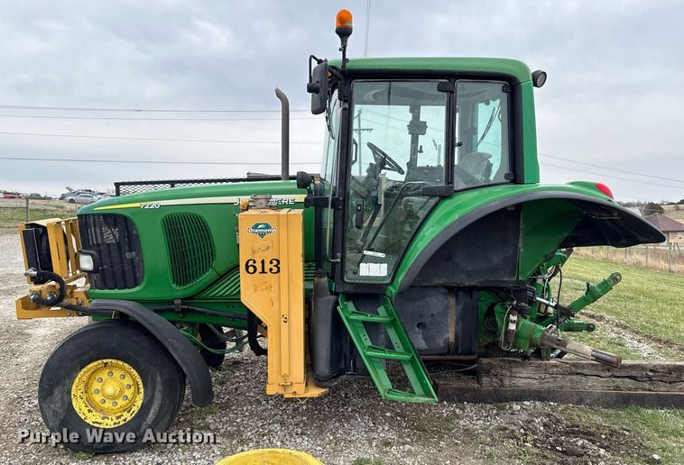 image for item EM3764 2006 John Deere 7220 tractor