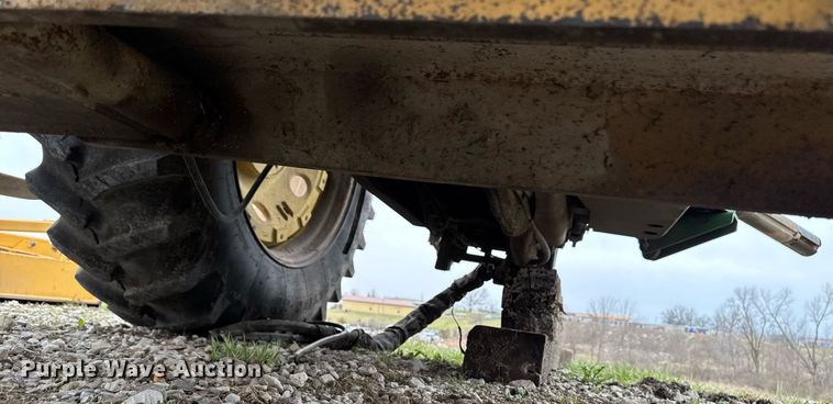 image for item EM3764 2006 John Deere 7220 tractor