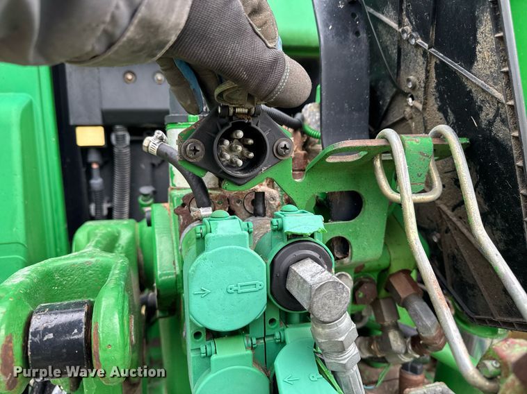 image for item EM3764 2006 John Deere 7220 tractor