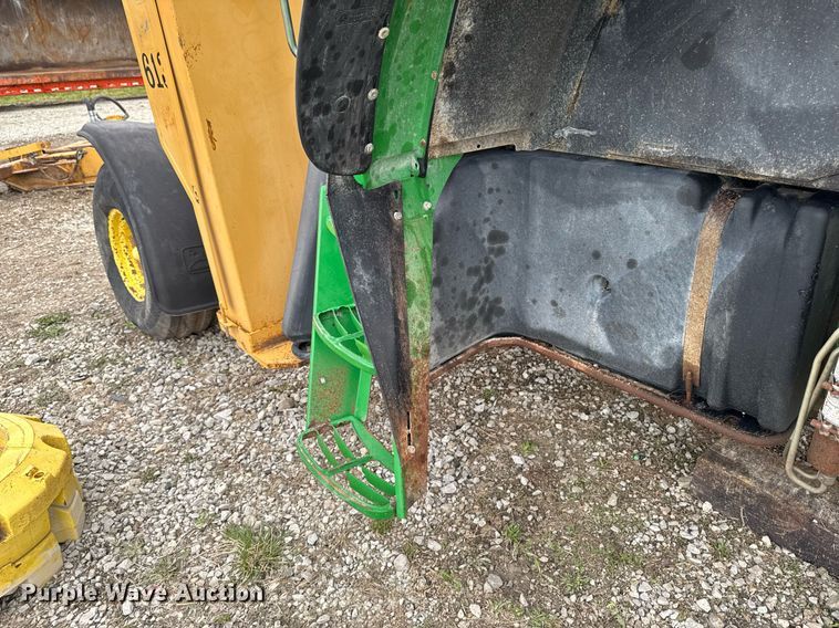 image for item EM3764 2006 John Deere 7220 tractor