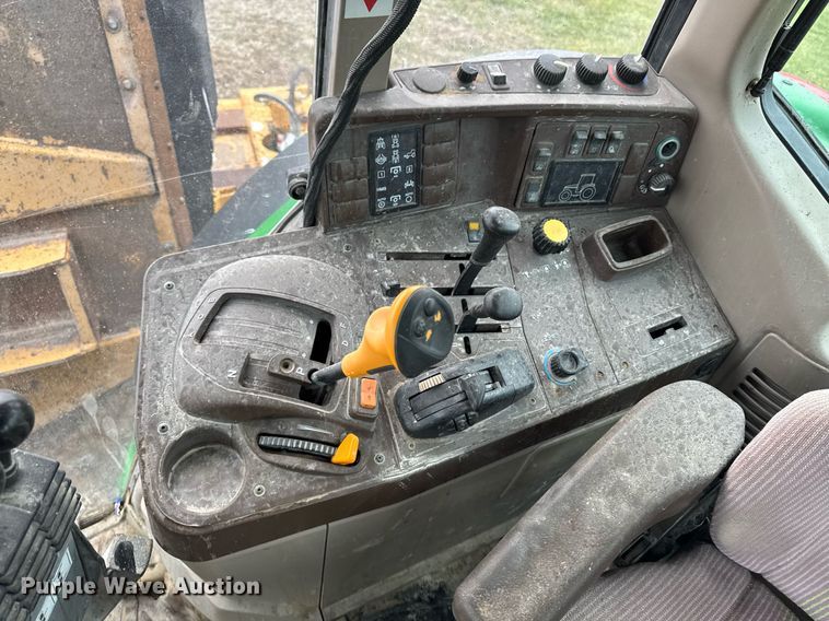 image for item EM3764 2006 John Deere 7220 tractor