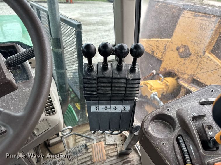 image for item EM3764 2006 John Deere 7220 tractor