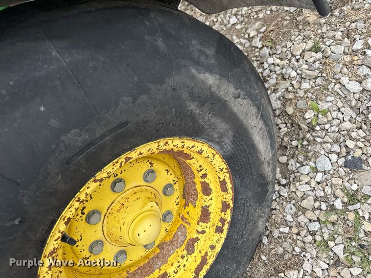 image for item EM3764 2006 John Deere 7220 tractor