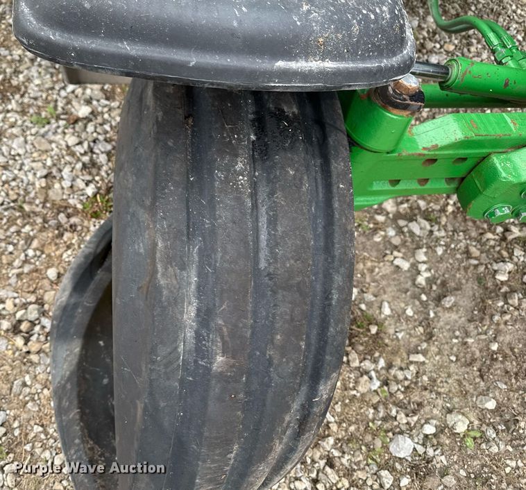 image for item EM3764 2006 John Deere 7220 tractor