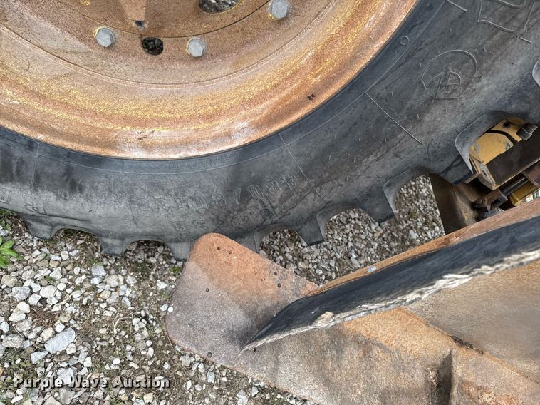 image for item EM3764 2006 John Deere 7220 tractor