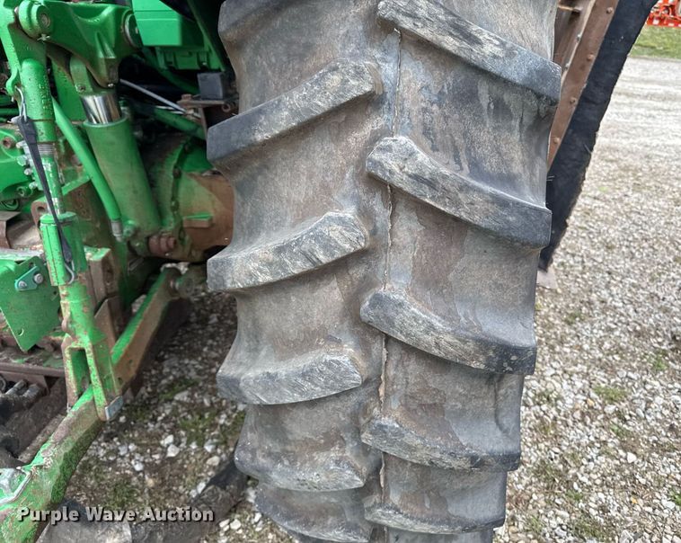 image for item EM3764 2006 John Deere 7220 tractor