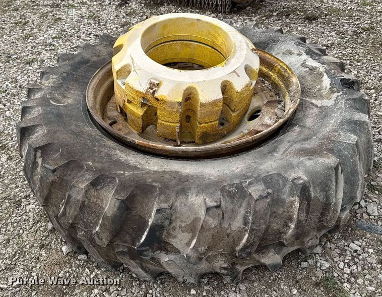 image for item EM3764 2006 John Deere 7220 tractor