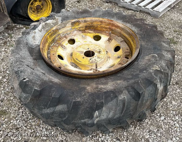 image for item EM3764 2006 John Deere 7220 tractor