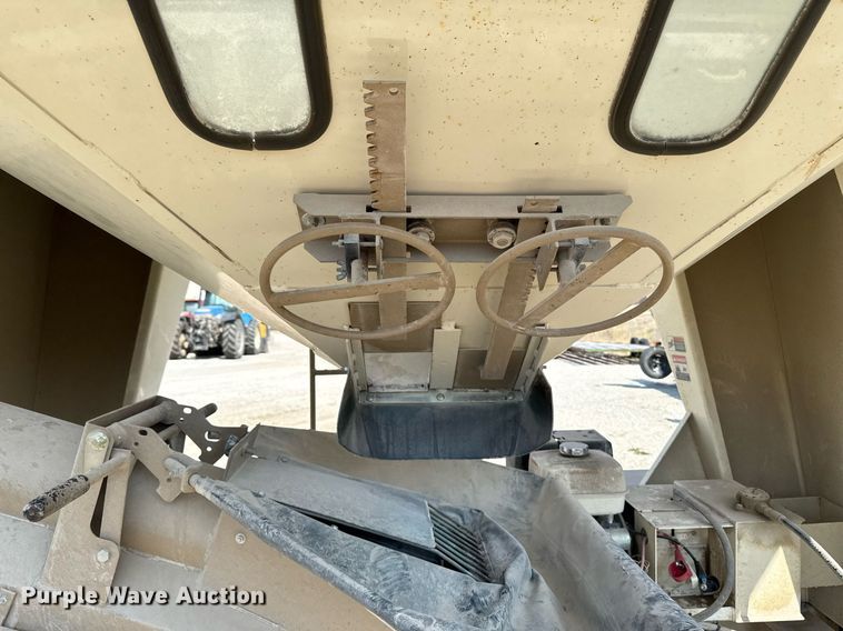 image for item EM3806 Unverferth Seedrunner 2750 seed tender