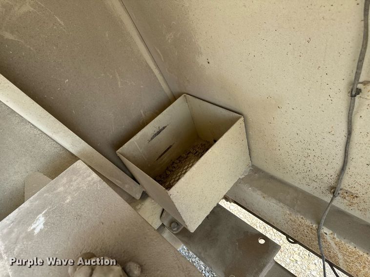 image for item EM3806 Unverferth Seedrunner 2750 seed tender