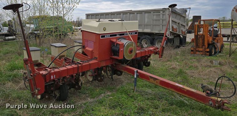 image for item EM7032 International 800 Cyclo Air air seeder