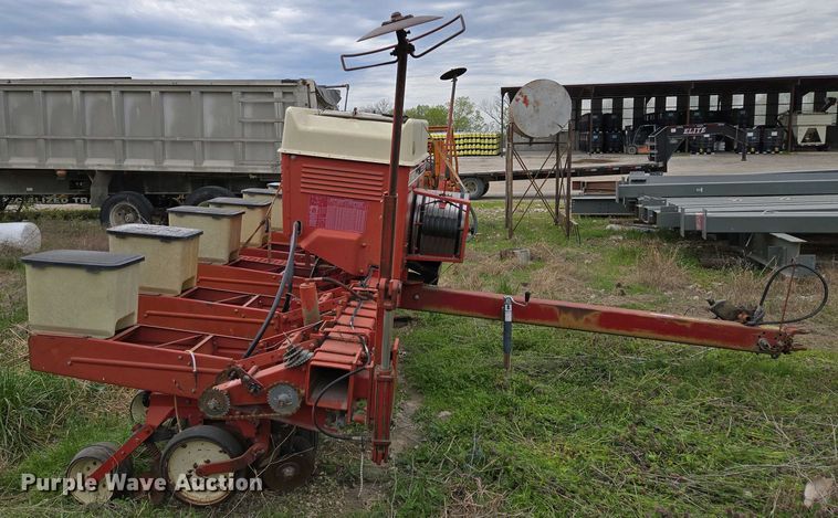 image for item EM7032 International 800 Cyclo Air air seeder