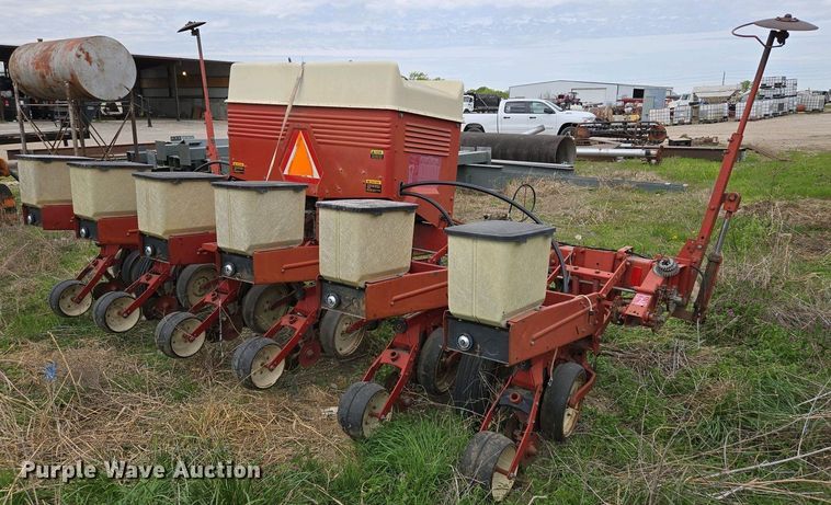 image for item EM7032 International 800 Cyclo Air air seeder