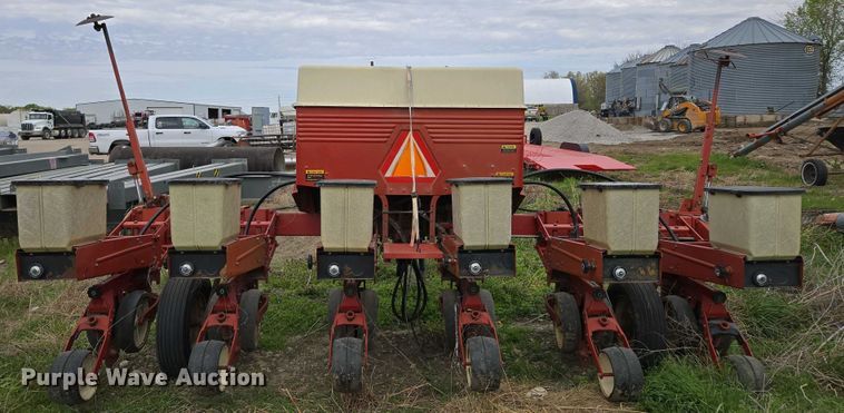 image for item EM7032 International 800 Cyclo Air air seeder