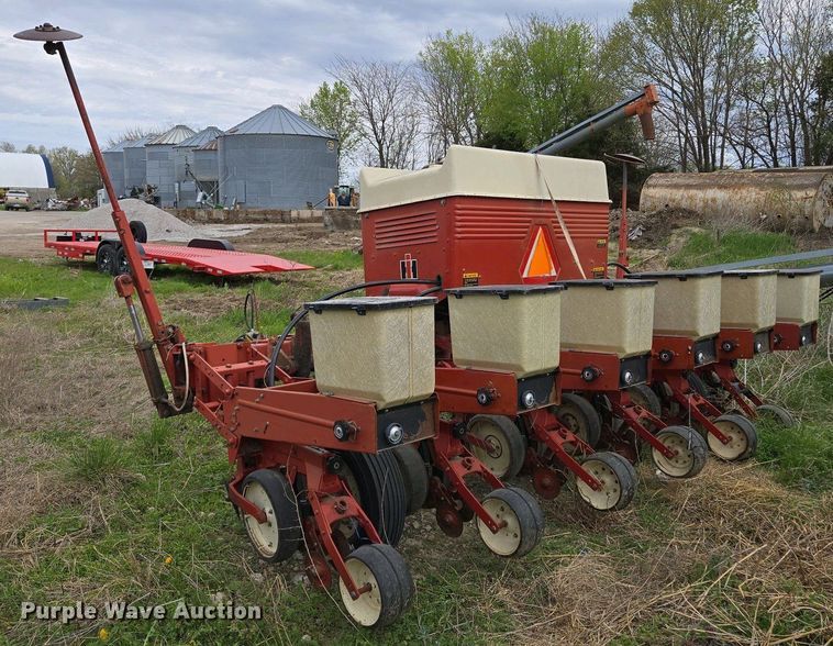 image for item EM7032 International 800 Cyclo Air air seeder
