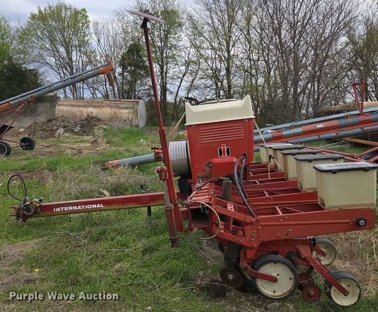 image for item EM7032 International 800 Cyclo Air air seeder