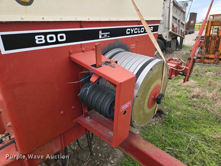 image for item EM7032 International 800 Cyclo Air air seeder