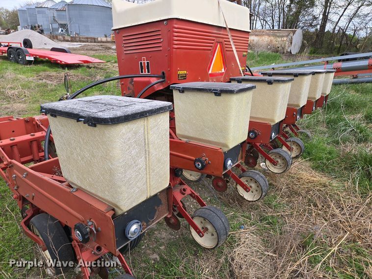 image for item EM7032 International 800 Cyclo Air air seeder