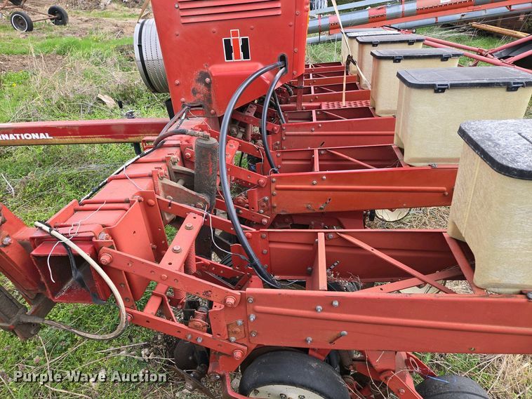 image for item EM7032 International 800 Cyclo Air air seeder