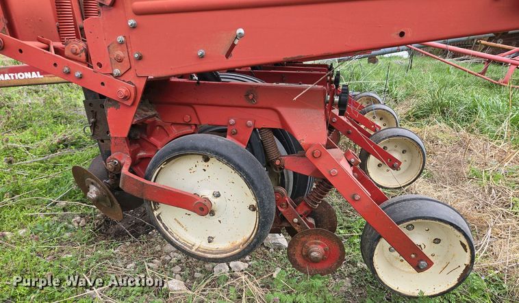 image for item EM7032 International 800 Cyclo Air air seeder