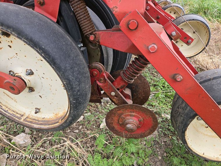 image for item EM7032 International 800 Cyclo Air air seeder