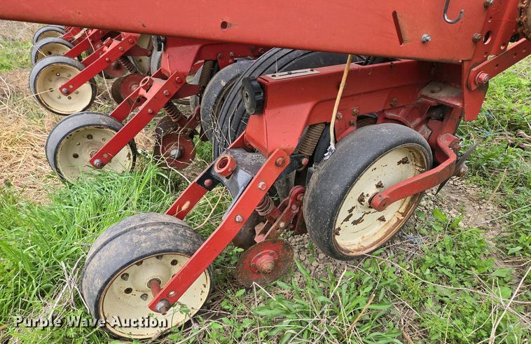 image for item EM7032 International 800 Cyclo Air air seeder