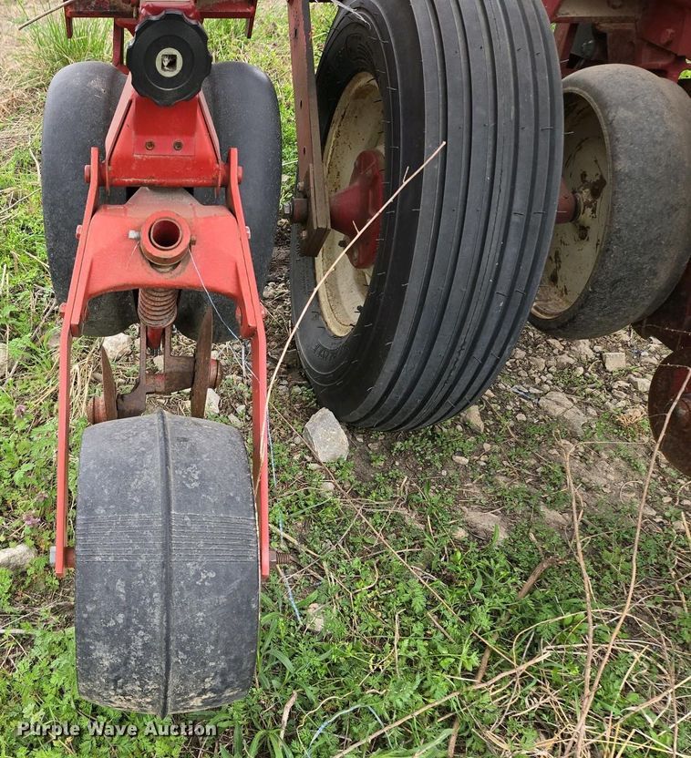 image for item EM7032 International 800 Cyclo Air air seeder