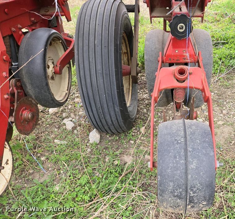 image for item EM7032 International 800 Cyclo Air air seeder