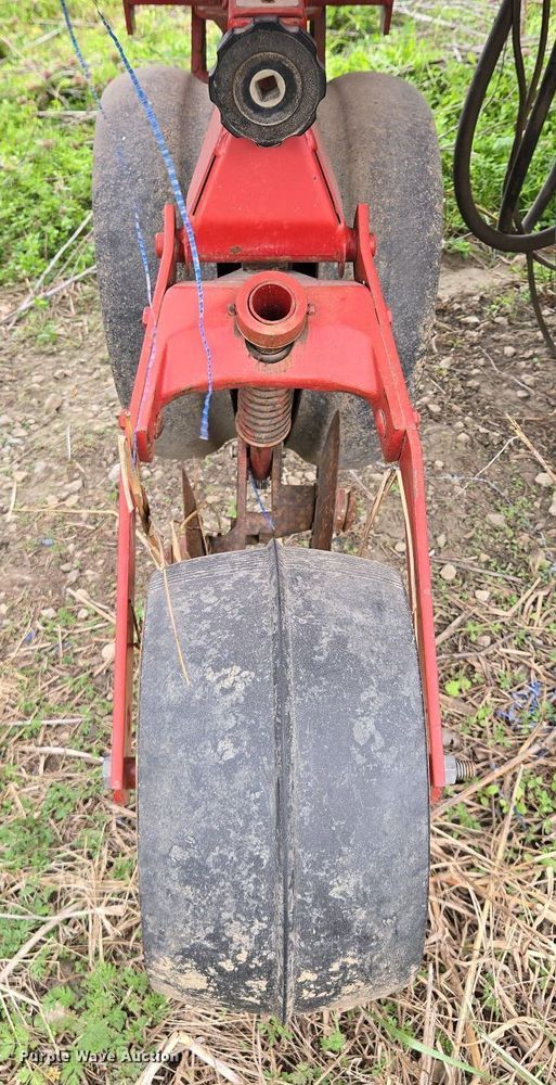 image for item EM7032 International 800 Cyclo Air air seeder