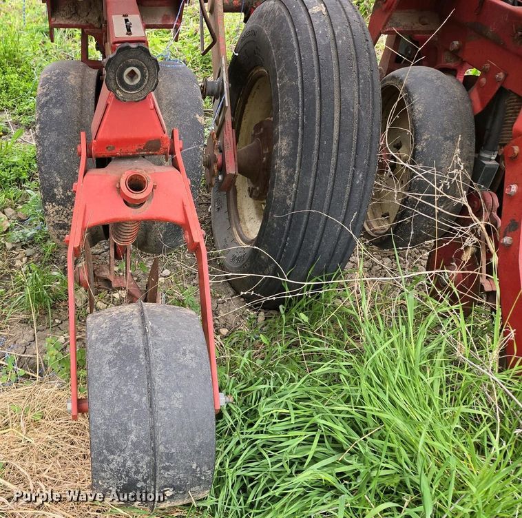 image for item EM7032 International 800 Cyclo Air air seeder