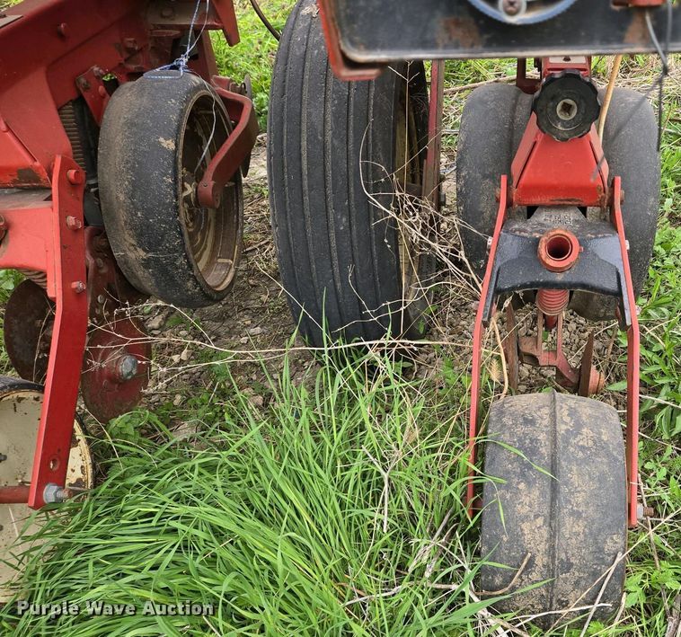 image for item EM7032 International 800 Cyclo Air air seeder