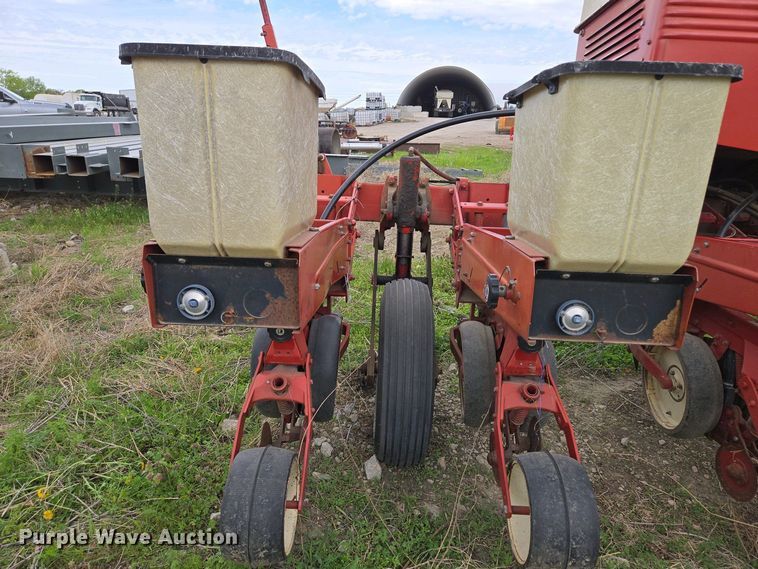 image for item EM7032 International 800 Cyclo Air air seeder