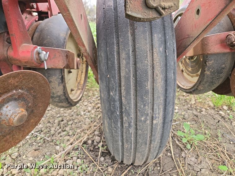 image for item EM7032 International 800 Cyclo Air air seeder